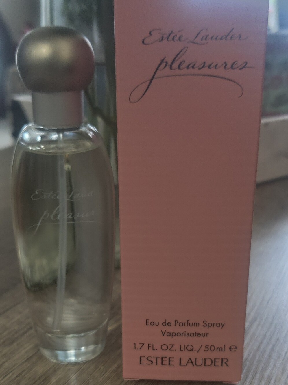 Estée Lauder Pleasures Eau de Parfum - Clear Bottle - Picture 4 of 6